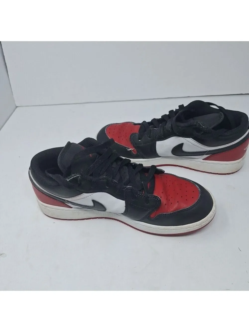 Nike Air Jordan 1 Low Unisex GS Bred Toe 553560-161 Size 6Y / 7.5W Shoes